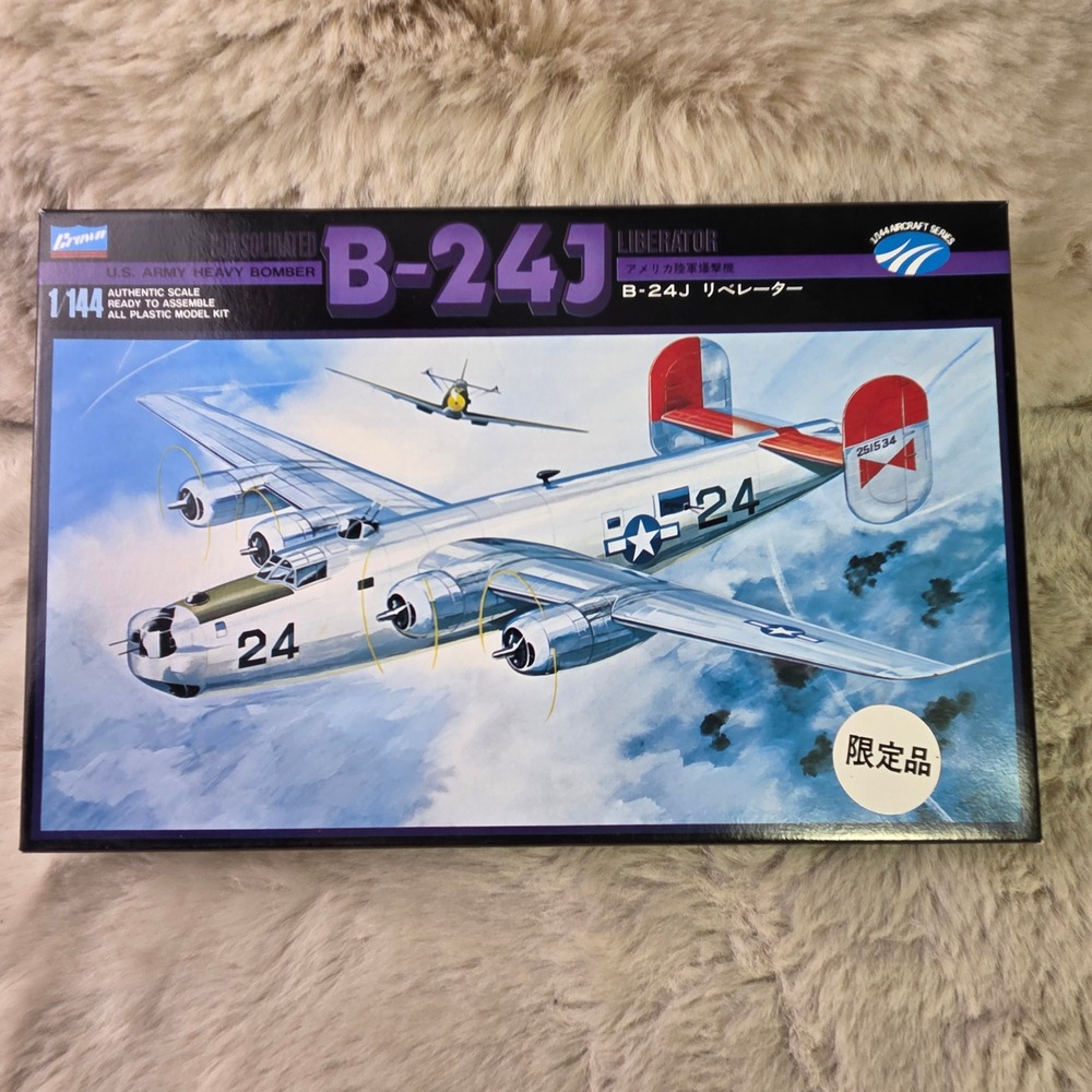 Crown B-24J Liberator US Army Heavy Bomber 1/144 Scale Model Kit 32403-600